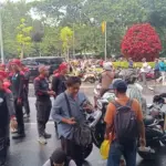 Massa Buruh Tutup Jalan Medan Merdeka Selatan, Pengendara Motor Terpaksa Naik Trotoar