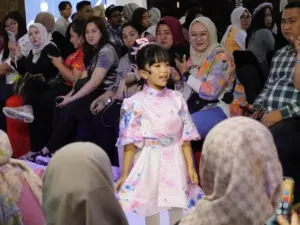 Annisa Dalimunthe Curi Perhatian di Indonesia Fashion Runway 2025 dengan Lagu Baru
