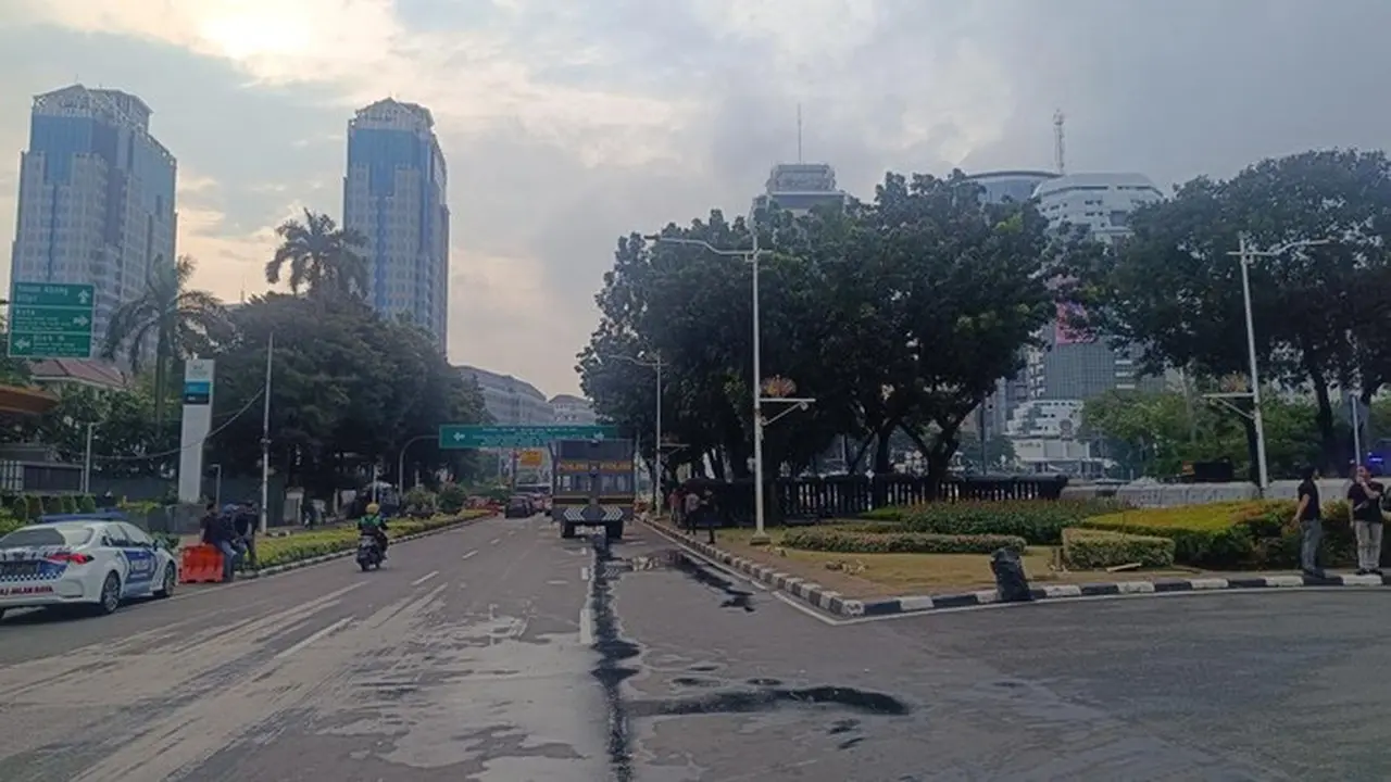 Buruh Bubarkan Diri, Jalan Medan Merdeka Selatan Kembali Dibuka Setelah Demo UMP