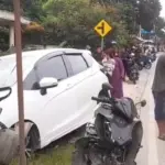 Pelajar SMA di Lebak Tabrak 3 Pemotor Saat Menyalip, Mobil Jazz Ringsek