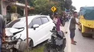 Pelajar SMA di Lebak Tabrak 3 Pemotor Saat Menyalip, Mobil Jazz Ringsek