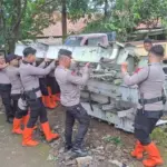 Potongan Bangkai Pesawat yang Timpa Rumah Warga Kemang Bogor Berhasil Dievakuasi