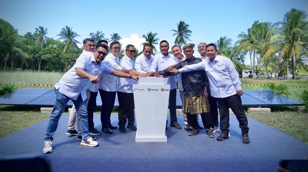 Kemenkop dan Pertamina Hadirkan Listrik Tenaga Surya untuk Koperasi Nelayan Pulau Sembur