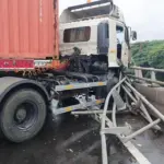 Truk Kontainer Tabrak Pembatas Jalan Tol Wiyoto Wiyono, Lalin Arah Cawang Macet Parah