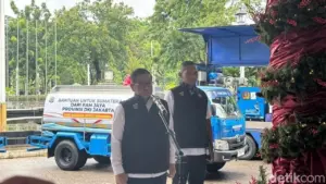 Pramono Anung Lepas Bantuan Mobil Tangki PAM Jaya untuk Korban Bencana di Tiga Provinsi Sumatera