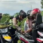 Polisi Kudus Sedot Bensin dari Motor Dinas untuk Bantu Wisatawan Kehabisan BBM