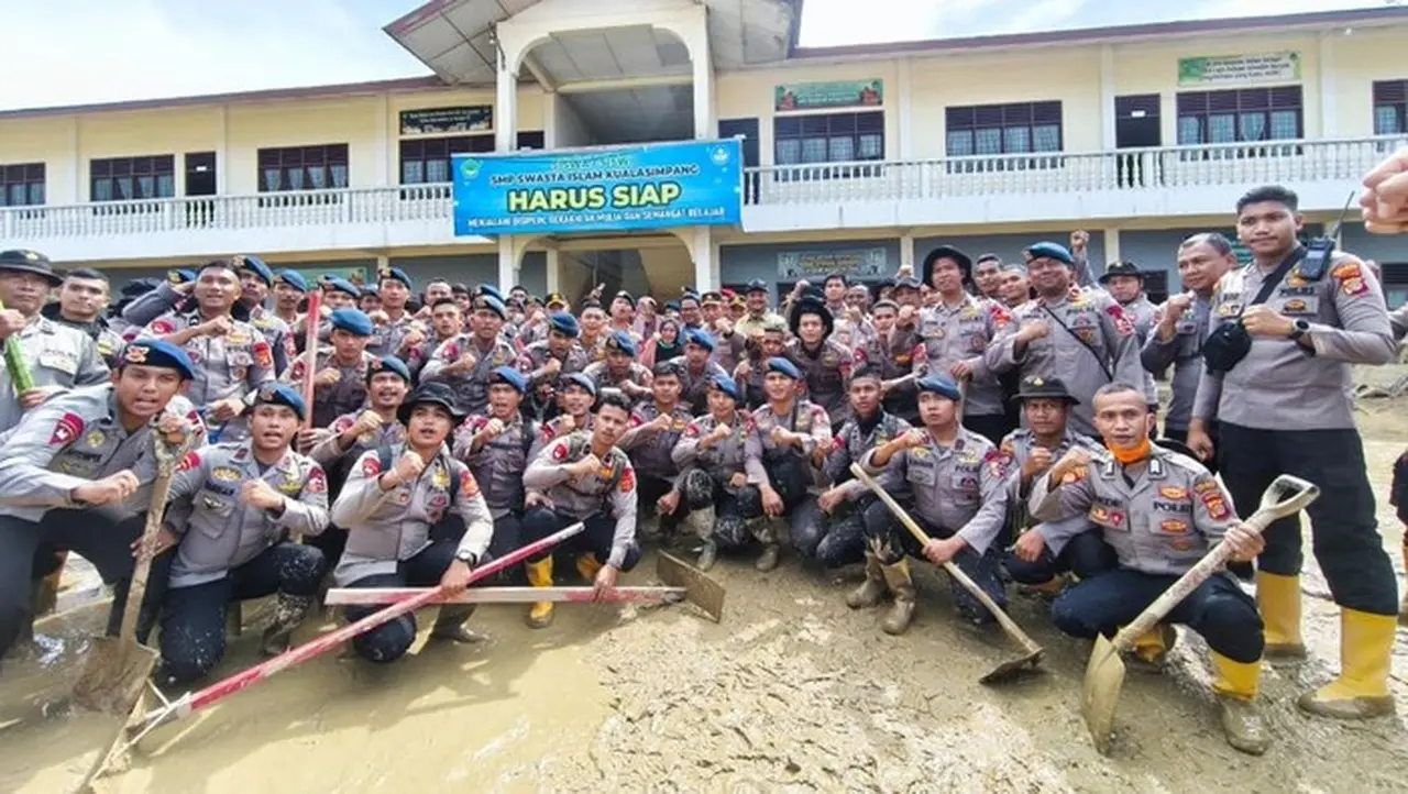 Kapolri Jenderal Listyo Sigit Prabowo Tinjau Pembersihan Sekolah dan Pembangunan Huntap di Aceh Tamiang