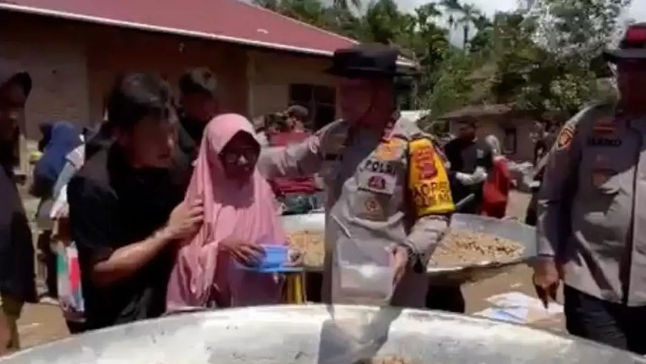 Polda Sumbar Distribusikan Ratusan Ribu Porsi Makanan dan Siapkan 150 Titik Sumur Bor untuk Korban Bencana Polda Sumbar Distribusikan Ratusan Ribu Porsi Makanan dan Siapkan 150 Titik Sumur Bor untuk Korban Bencana