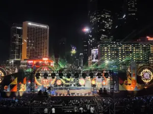 Malam Tahun Baru di Bundaran HI Tetap Semarak Tanpa Kembang Api, Warga Nikmati Musik dan Drone