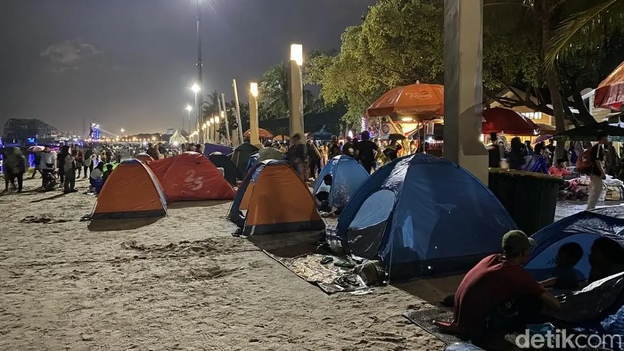 Malam Tahun Baru 2026: Warga Padati Pantai Ancol, Pilih ‘Camping’ Sambil Menanti Pergantian Tahun