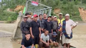 Polri dan Warga Gayo Lues Bangun Jembatan Darurat dalam Lima Hari Pasca Banjir