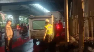 Sopir Mobil Boks Luka Akibat Tabrakan dengan Bus TransJ di Cempaka Putih, Jakarta Pusat