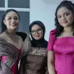Dukung Desainer Gen Z, Kris Dayanti Tampil Glamor di Malam Final GADIS Sampul 2025