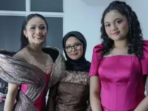 Dukung Desainer Gen Z, Kris Dayanti Tampil Glamor di Malam Final GADIS Sampul 2025