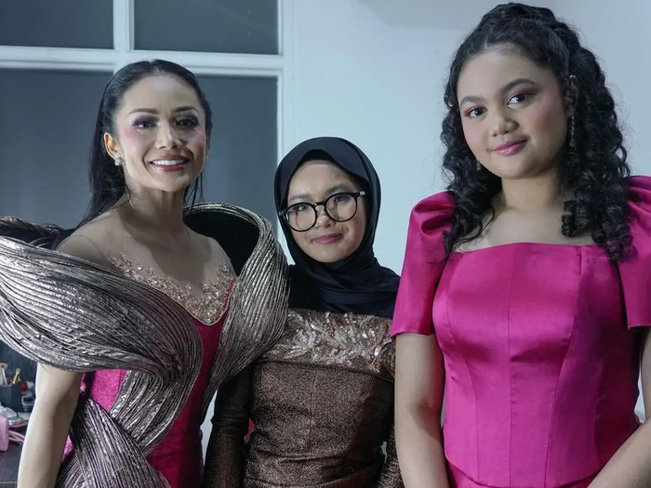 Dukung Desainer Gen Z, Kris Dayanti Tampil Glamor di Malam Final GADIS Sampul 2025