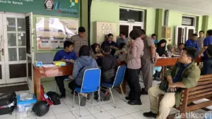 Keluarga Korban Kecelakaan Bus Maut di Tol Semarang Menangis Histeris Cari 5 Kerabat