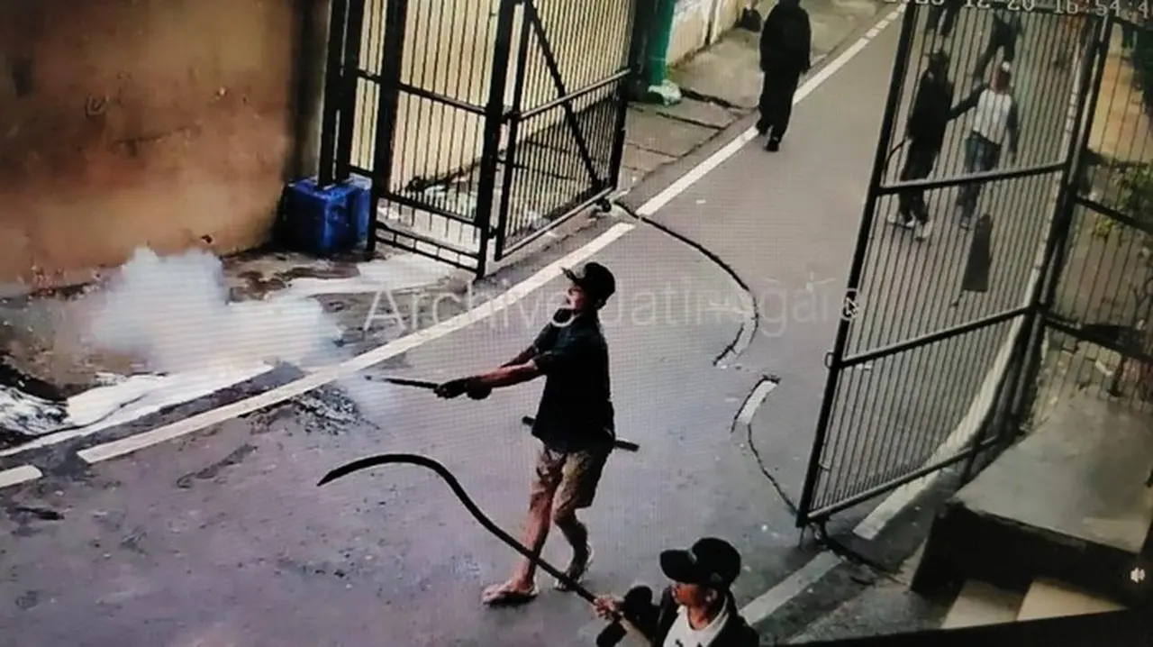 Gerombolan Remaja Bersenjata Tajam Serang Warga Jatinegara, Polisi Buru Pelaku