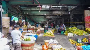 Pedagang Pasar Kramat Jati Kembali Berjualan di Kios Sementara Pasca Kebakaran