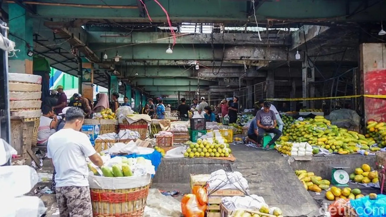 Pedagang Pasar Kramat Jati Kembali Berjualan di Kios Sementara Pasca Kebakaran