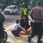 Wanita Diduga Depresi Berlarian di Margonda Depok, Polisi Berhasil Evakuasi