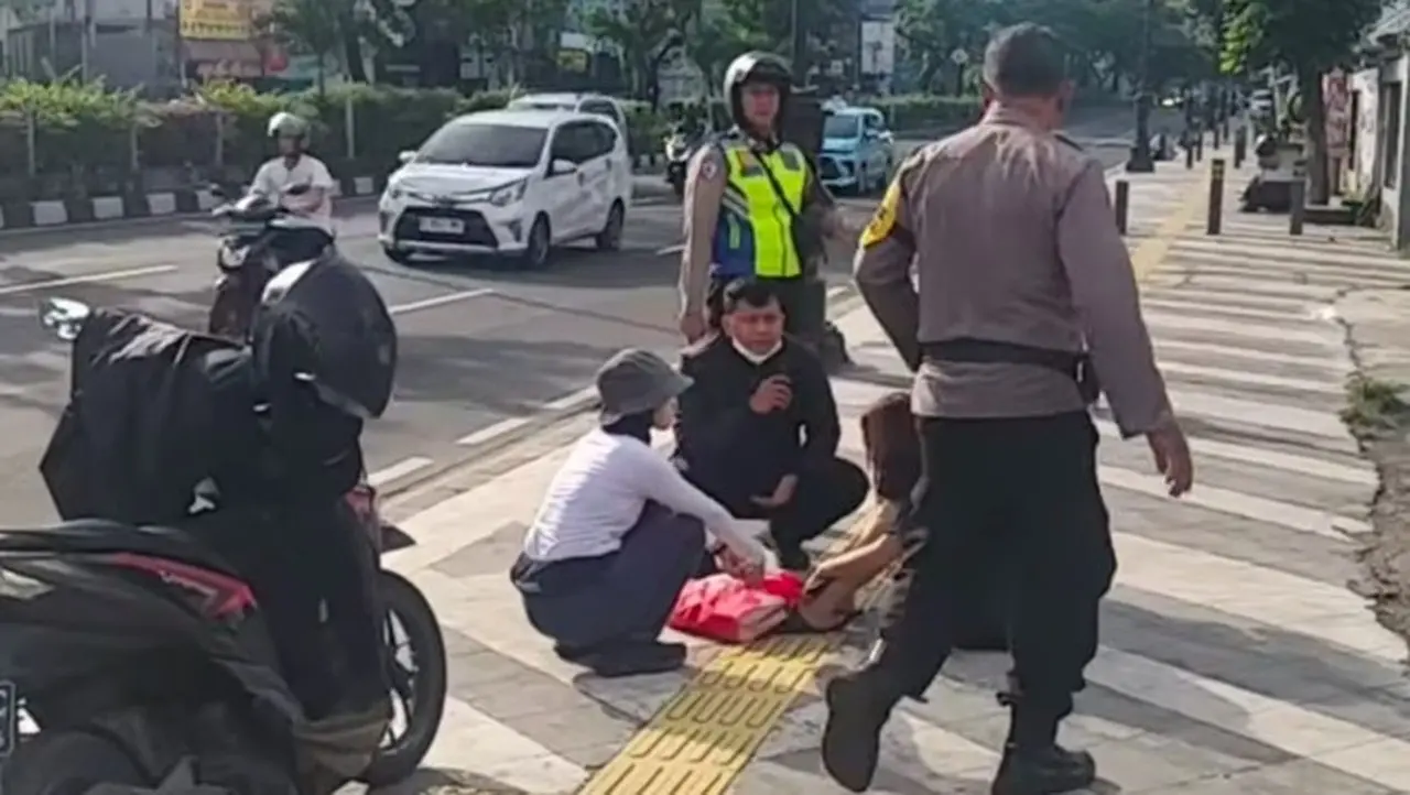 Wanita Diduga Depresi Berlarian di Margonda Depok, Polisi Berhasil Evakuasi