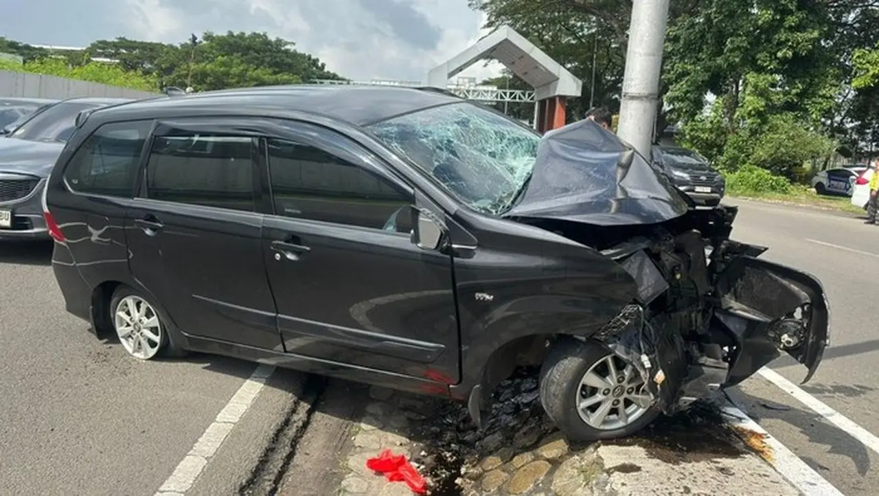 Toyota Avanza Tabrak Tiang Lampu di Bandara Soetta, Dua Orang Terluka Parah