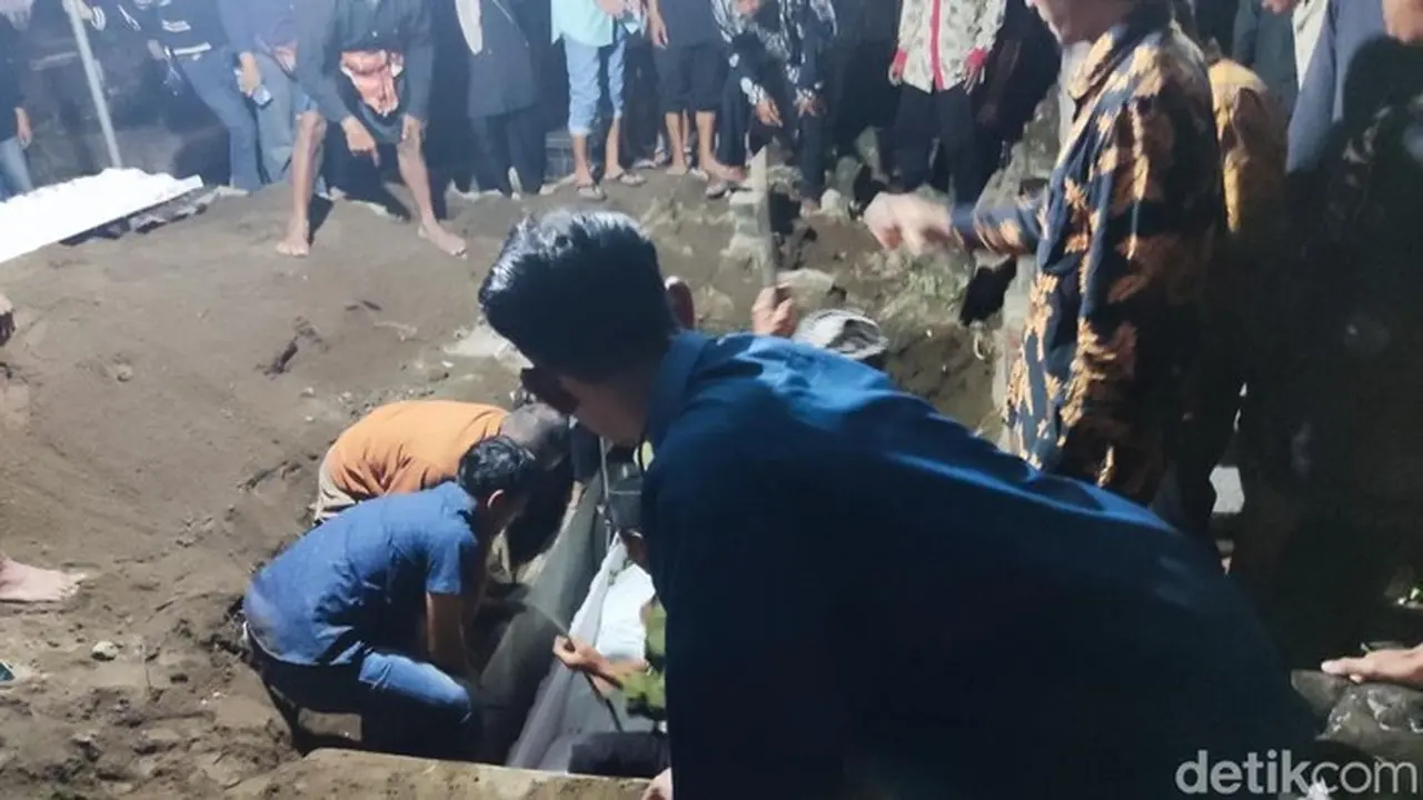 Ibu dan Anak Korban Kecelakaan Bus Cahaya Trans di Semarang Dimakamkan Satu Liang di Sleman Ibu dan Anak Korban Kecelakaan Bus Cahaya Trans di Semarang Dimakamkan Satu Liang di Sleman