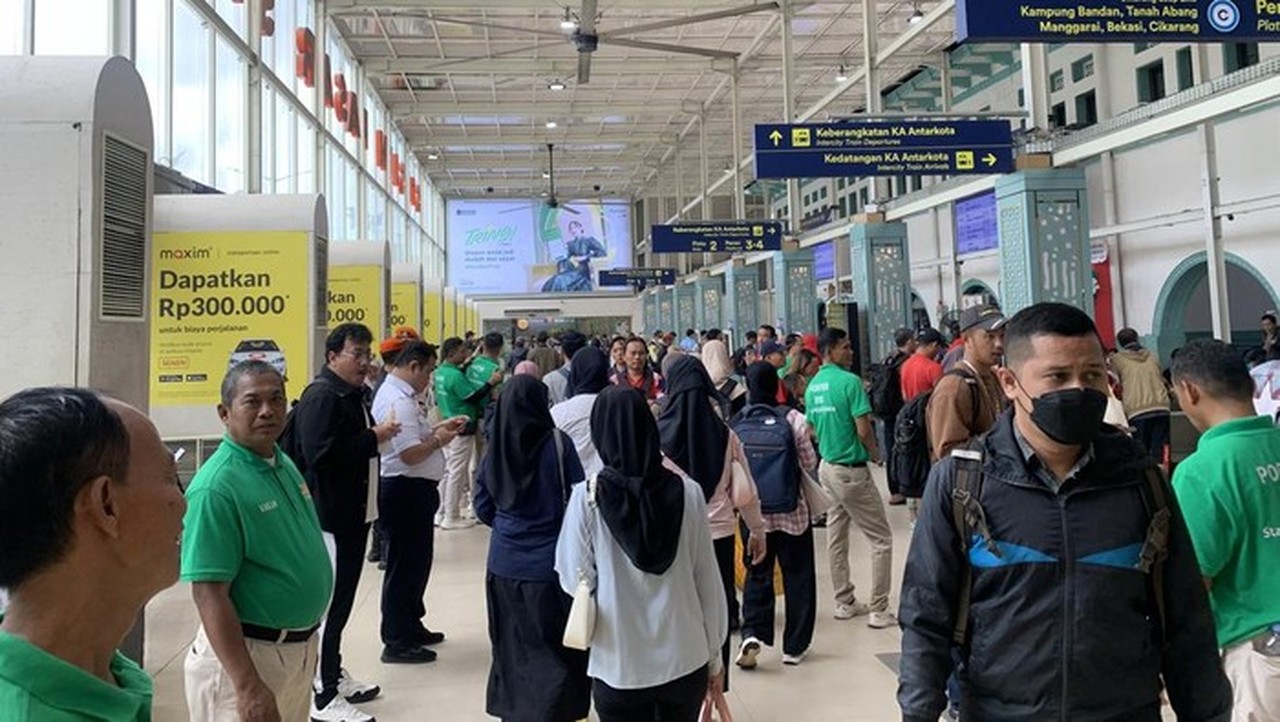 Cerita Pemudik Rela Pulang Kampung Lebih Awal Demi Kumpul Keluarga di Stasiun Pasar Senen Cerita Pemudik Rela Pulang Kampung Lebih Awal Demi Kumpul Keluarga di Stasiun Pasar Senen