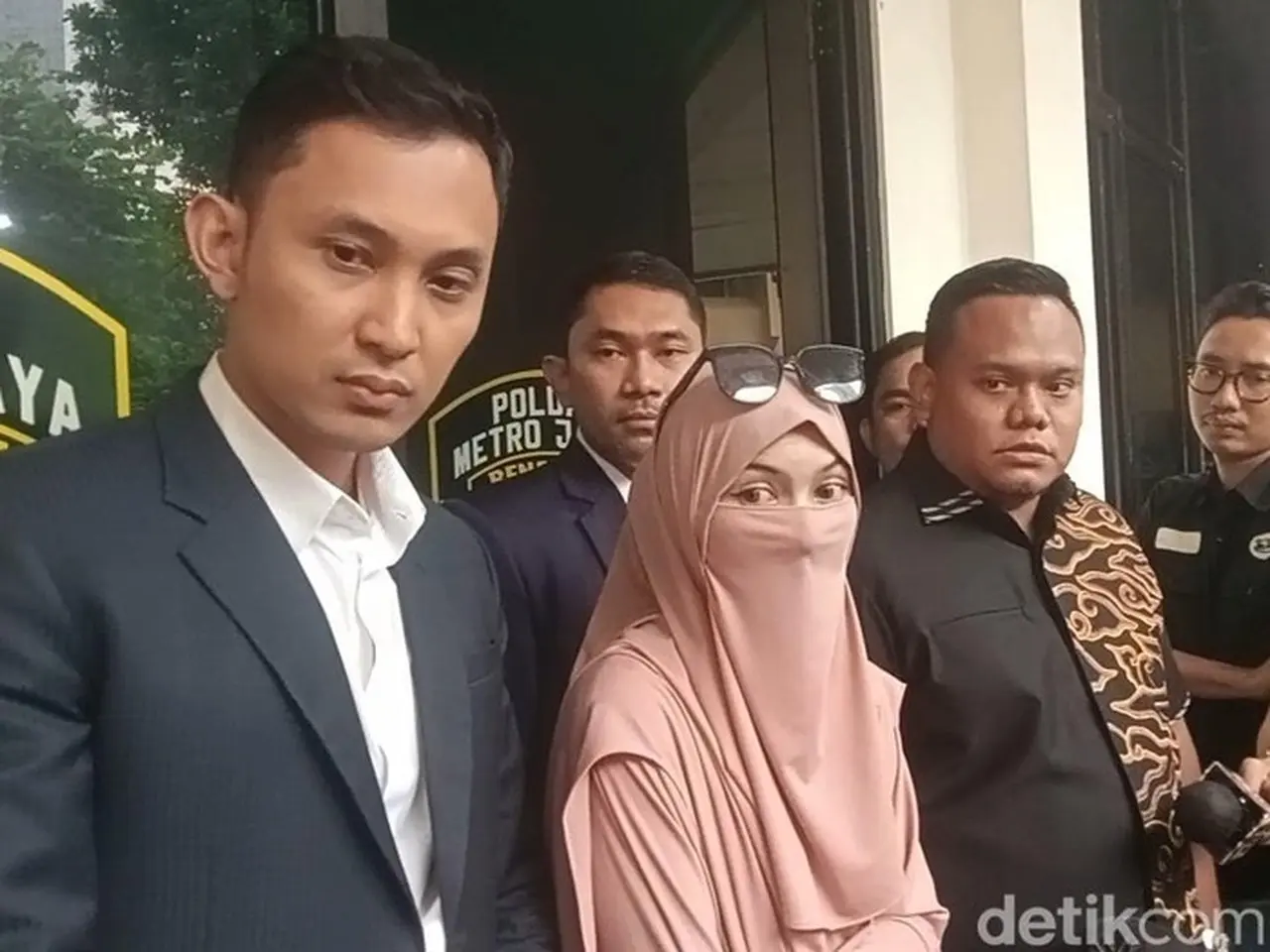 Kuasa Hukum Wardatina Mawa Tegaskan Penolakan Ajakan Bertemu Pribadi dari Insanul Fahmi Kuasa Hukum Wardatina Mawa Tegaskan Penolakan Ajakan Bertemu Pribadi dari Insanul Fahmi
