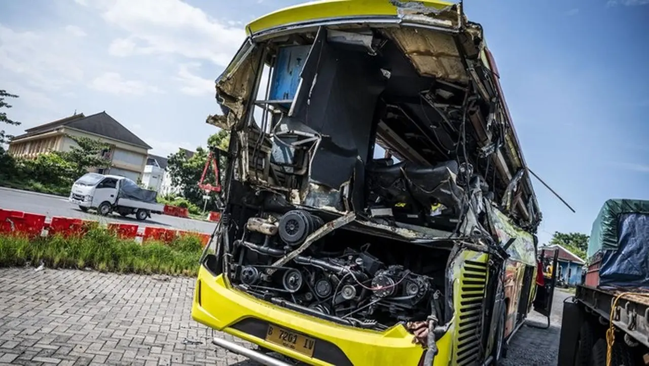 Kecelakaan Bus Cahaya Trans di Semarang: Polda Jateng Pastikan Korban Dapat Pelayanan Terbaik Kecelakaan Bus Cahaya Trans di Semarang: Polda Jateng Pastikan Korban Dapat Pelayanan Terbaik