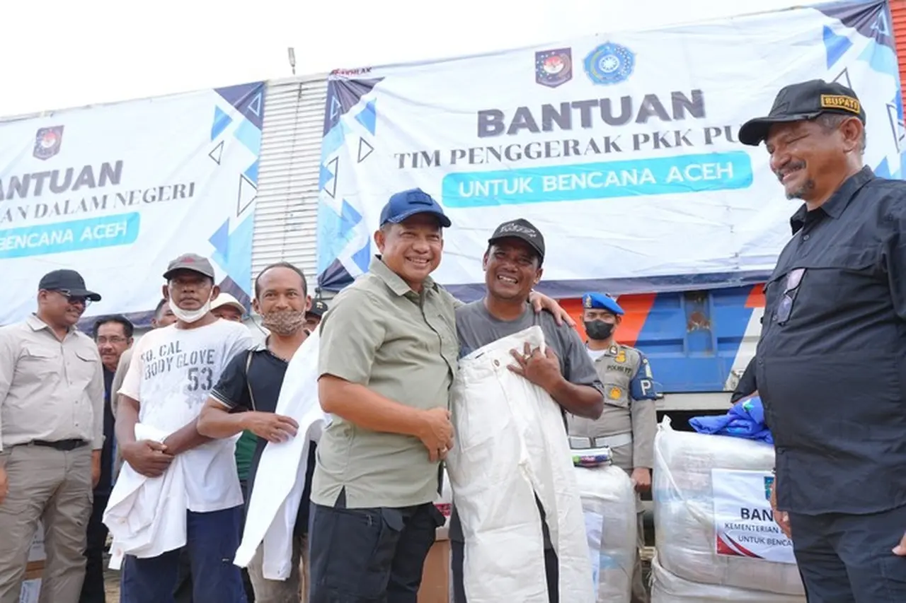 Mendagri Serahkan 62 Ribu Paket Bantuan untuk Korban Banjir dan Longsor di Aceh Tamiang