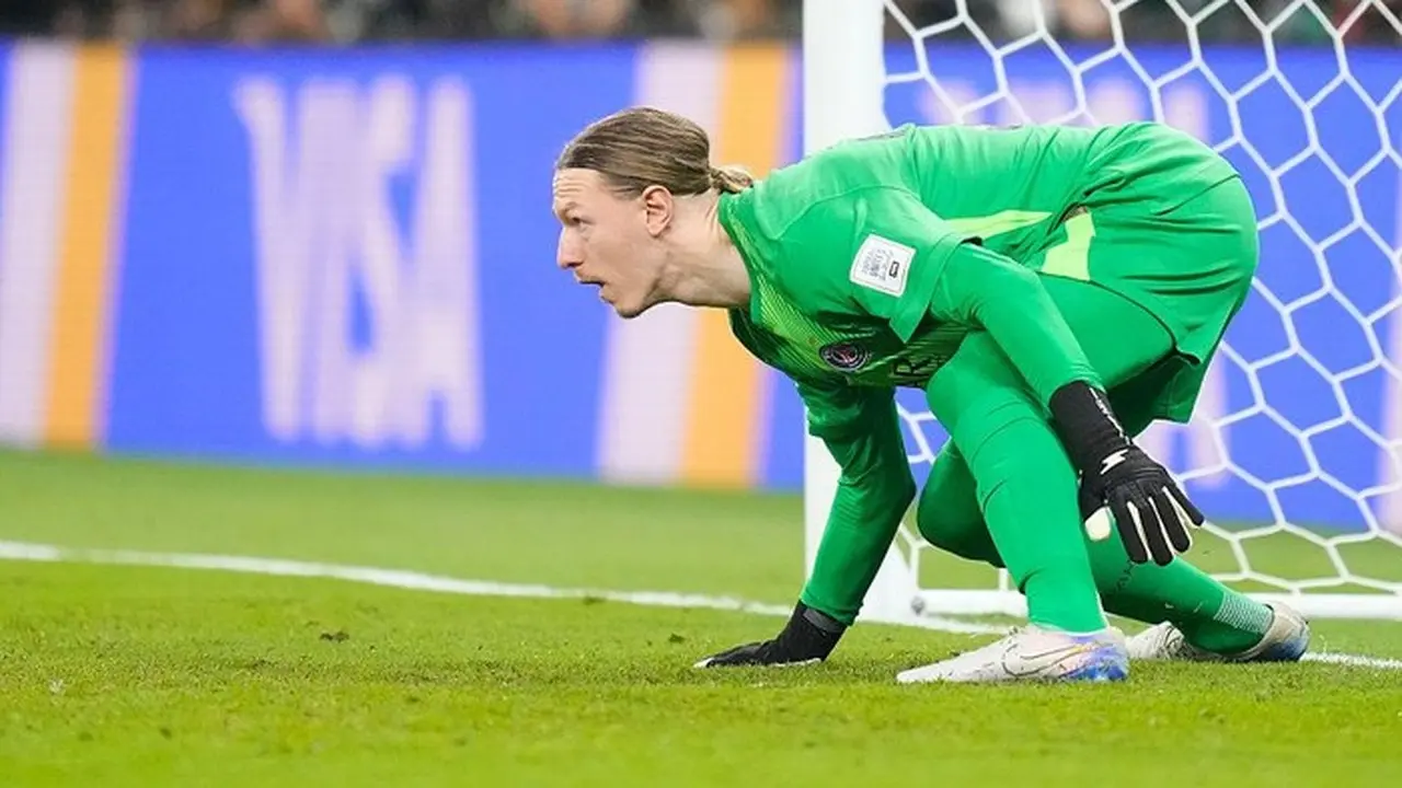 Kiper PSG Matvey Safonov Tepis Penalti Flamengo dengan Tangan Patah, Bawa Tim Juara Kiper PSG Matvey Safonov Tepis Penalti Flamengo dengan Tangan Patah, Bawa Tim Juara
