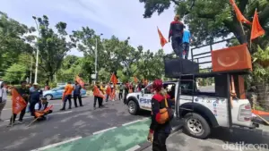 Jelang Pengumuman UMP 2026, Buruh Gelar Aksi di Depan Balai Kota Jakarta