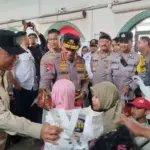 Kapolri Jenderal Listyo Sigit Tinjau Stasiun Pasar Senen, Bagikan Bingkisan di Momen Nataru