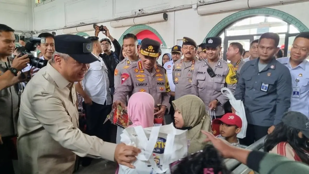 Kapolri Jenderal Listyo Sigit Tinjau Stasiun Pasar Senen, Bagikan Bingkisan di Momen Nataru
