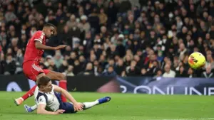 Jamie Carragher Bela Micky van de Ven Setelah Tekel Isak Berujung Cedera Parah