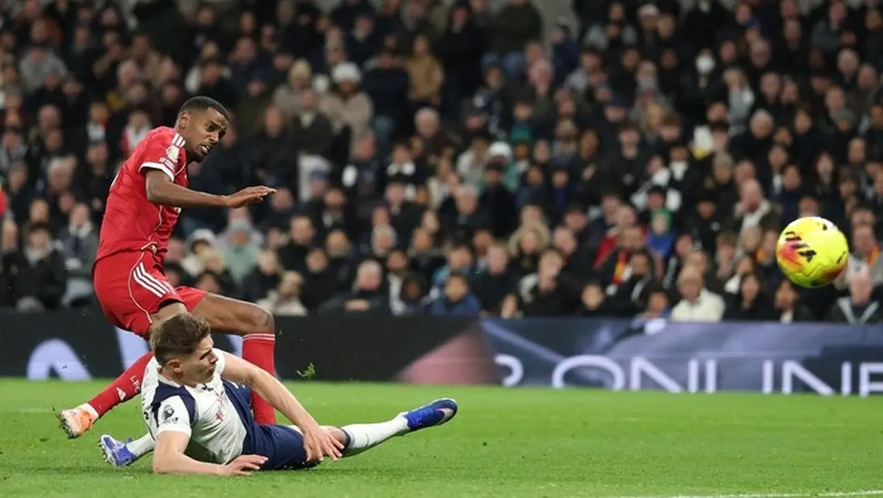 Jamie Carragher Bela Micky van de Ven Setelah Tekel Isak Berujung Cedera Parah