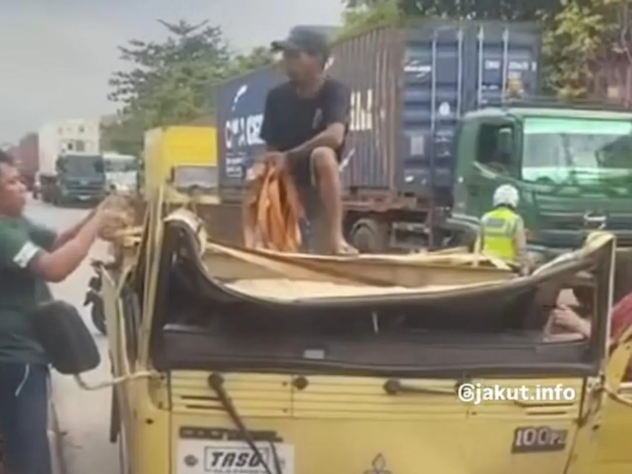 Truk Besi Terguling di Jakut, Sopir dan Kernet Tewas Terjepit Muatan