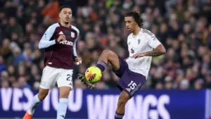 Gary Neville Kritik Leny Yoro Usai Manchester United Kalah dari Aston Villa