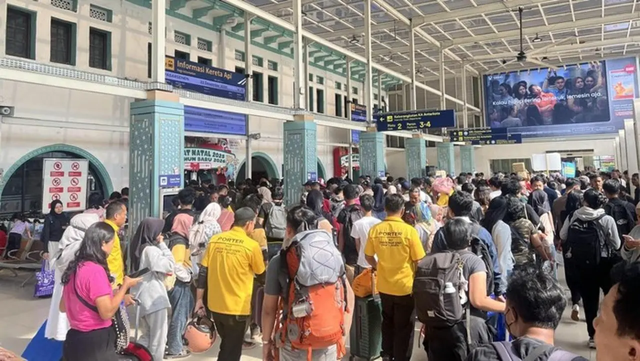 Menjelang Natal, Porter Stasiun Senen Banjir Order dan Raup Cuan Lebih dari Rp 150 Ribu per Hari Menjelang Natal, Porter Stasiun Senen Banjir Order dan Raup Cuan Lebih dari Rp 150 Ribu per Hari