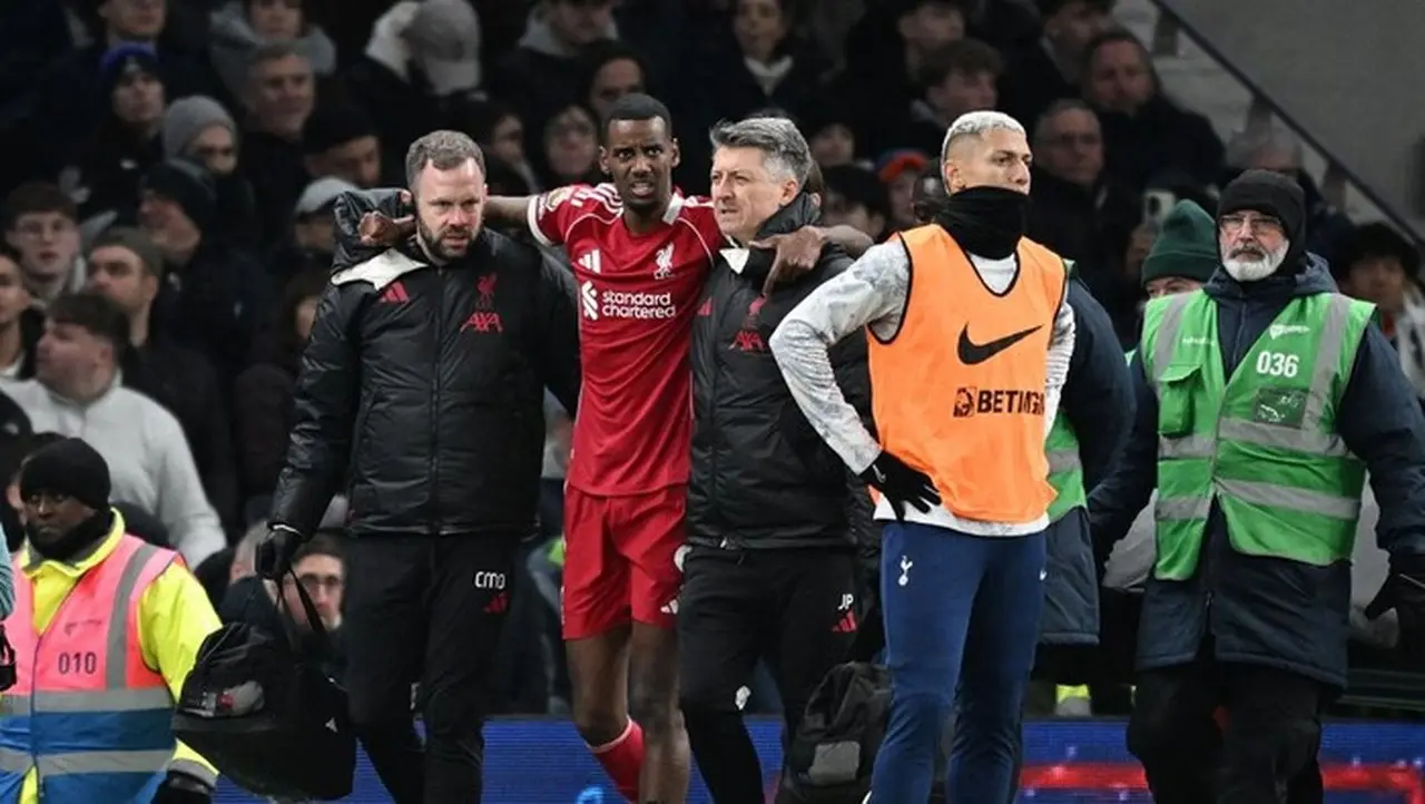 Arne Slot Sesalkan Cedera Alexander Isak, Sebut Sang Striker Mulai Temukan Performa Terbaiknya Arne Slot Sesalkan Cedera Alexander Isak, Sebut Sang Striker Mulai Temukan Performa Terbaiknya