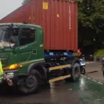 Truk Kontainer Hilang Kendali, Hantam Pembatas Jalan di Jakarta Barat