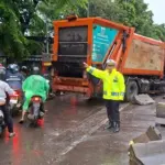 Truk Sampah Oleng Tabrak Pembatas Jalan di Jl Letjend S Parman Jakarta Barat