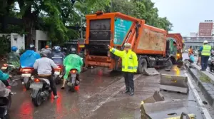 Truk Sampah Oleng Tabrak Pembatas Jalan di Jl Letjend S Parman Jakarta Barat