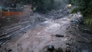 Banjir Bandang Terjang Wisata Guci Tegal, Kolam Air Panas Hilang Tersapu Arus