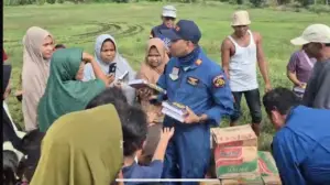 Pilot dan Kru Heli Polri Salurkan 145 Al-Qur’an untuk Anak-anak Korban Banjir Aceh Tamiang