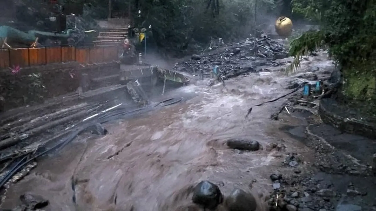 Banjir Bandang Terjang Guci Tegal, Kolam Air Panas Pancuran 13 Hilang Tergerus Banjir Bandang Terjang Guci Tegal, Kolam Air Panas Pancuran 13 Hilang Tergerus