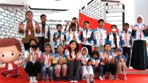 17 Anak Pejuang Kanker Ceria Bermain dan Belajar Menjadi Karyawan Alfamart