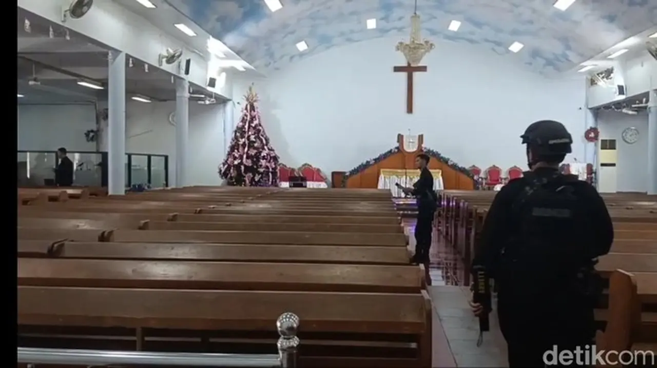 Tim Jibom Sterilisasi Gereja di Kota Serang, Pastikan Keamanan dan Kenyamanan Ibadah Malam Natal