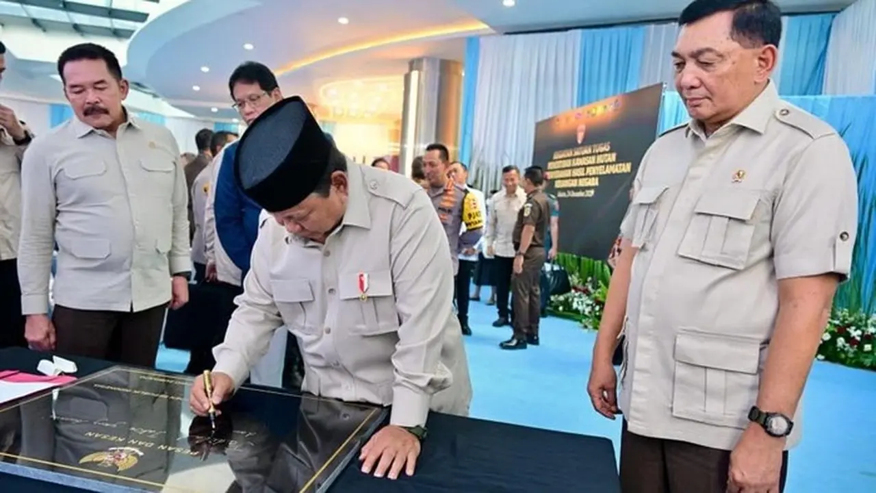 Prabowo Subianto Tulis Pesan Integritas di Prasasti Kejagung: Berani dan Jujur Bela Keadilan Prabowo Subianto Tulis Pesan Integritas di Prasasti Kejagung: Berani dan Jujur Bela Keadilan